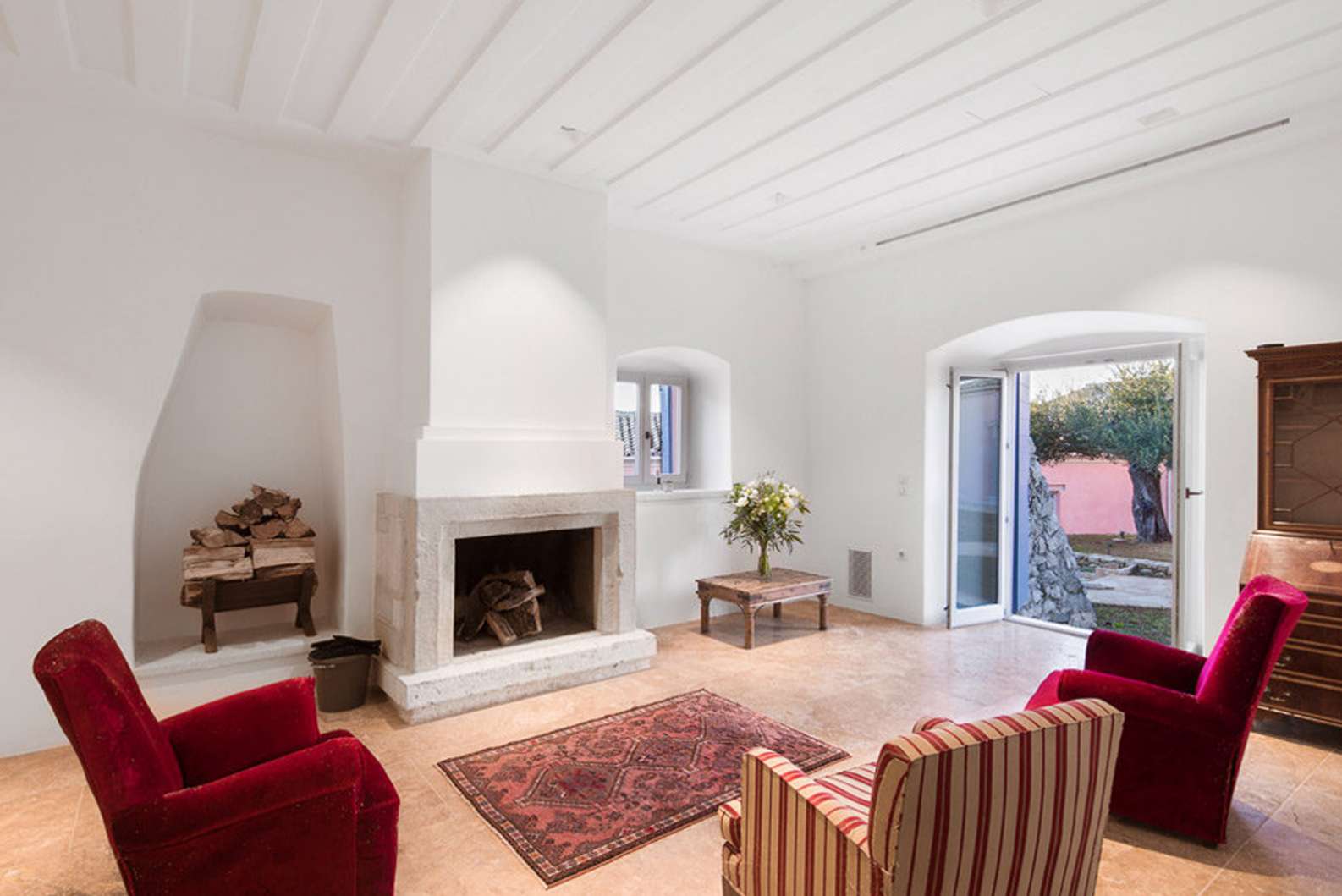 courti estate living room canonas
